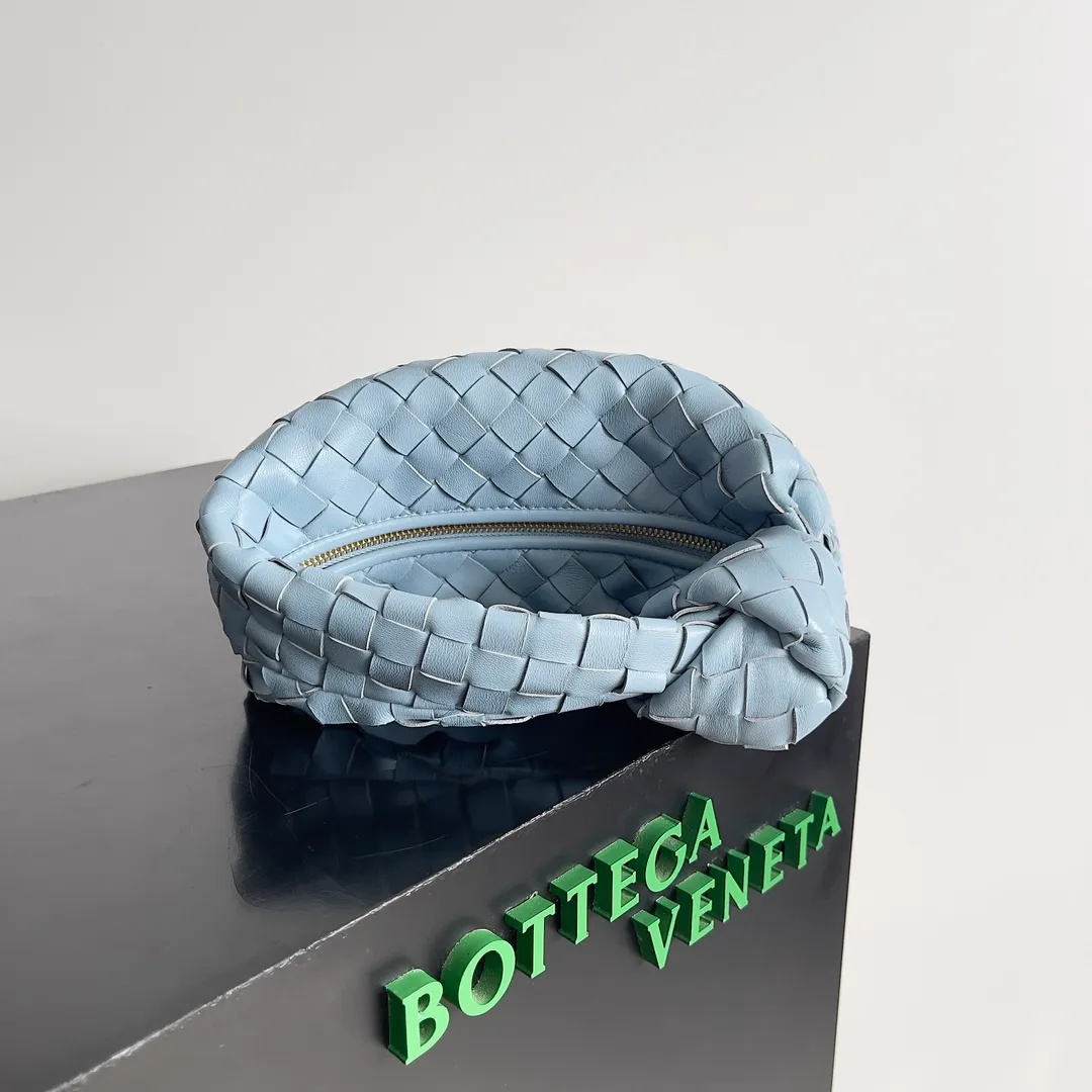 Batch 1120 Bottega veneta͙.——The latest braided and knotted hobo🔥 The top-grade lambskin leather is very soft, the bag shape is unique, practical and durable. It retains the traditional weaving elements while being a bit more flamboyant ~ Made of hand-woven sheepskin, zipper opening and closing, curved seamless structure, effortless to match. Highly recommended⚠️⚠️⚠️ The highest-end in the market🌈 Welcome to compare [Factory equipped with full package] size: 23x15x5cm.   Model: 651876